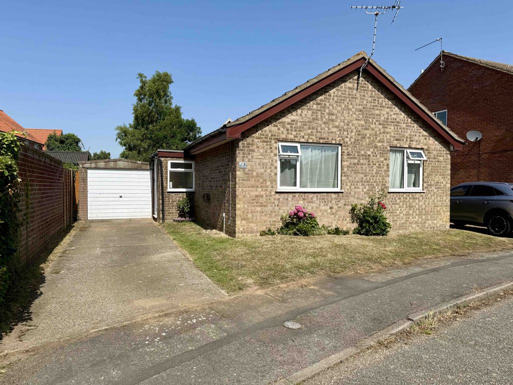 Property photo 1 of 20 2 Bedroom Detached Bungalow For Sale - Felixstowe - Wainwrights
