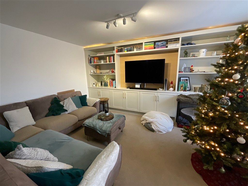 Property photo 3 of 9 Lounge