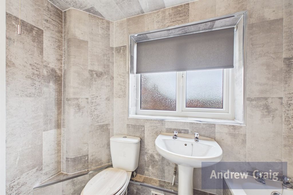 Property photo 3 of 11 Bathroom