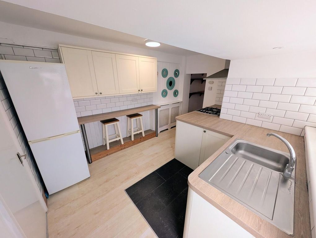 Property photo 3 of 18 Kitchen