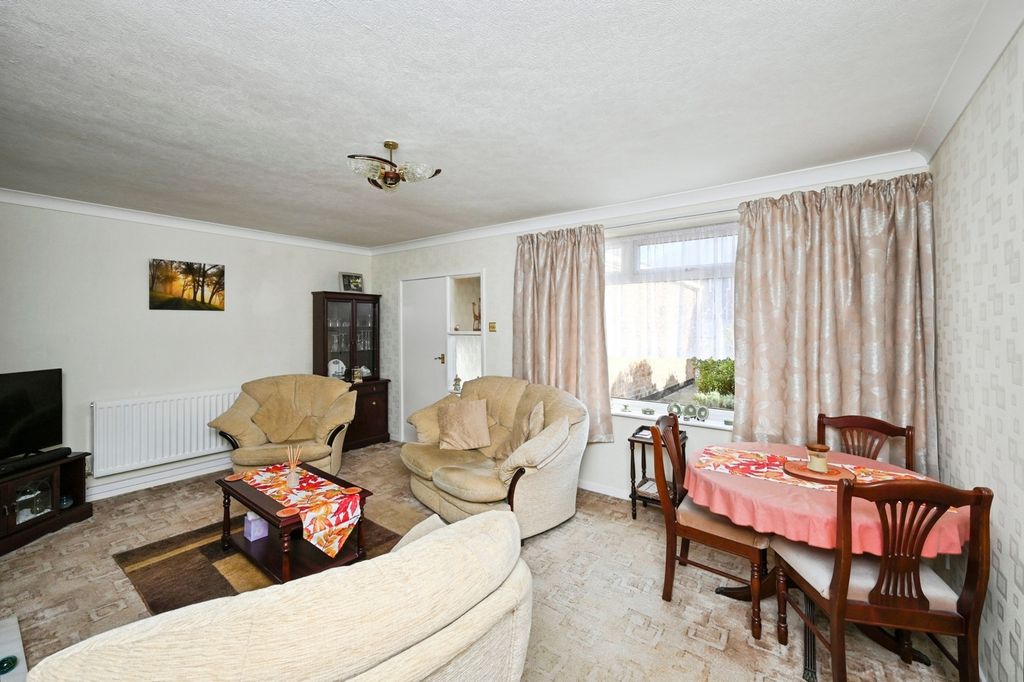 Property photo 3 of 17 Lounge