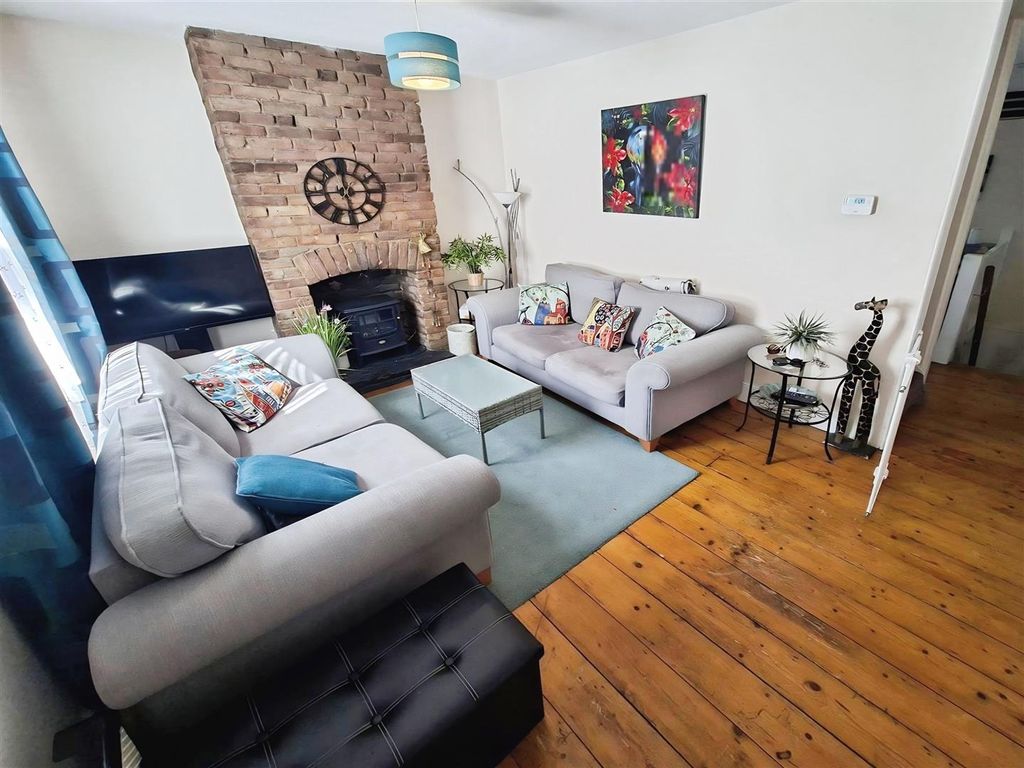 Property photo 3 of 16 Lounge