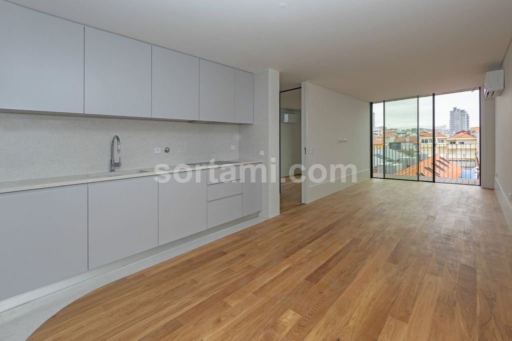 Property photo 2 of 32