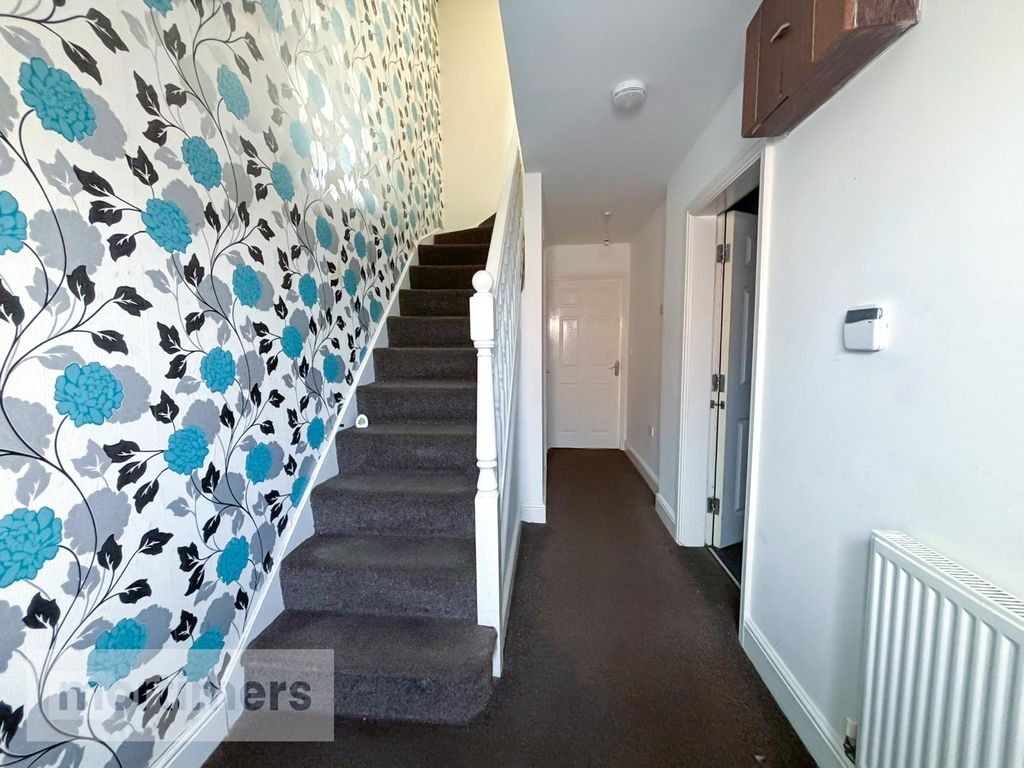 Property photo 3 of 9 Hallway