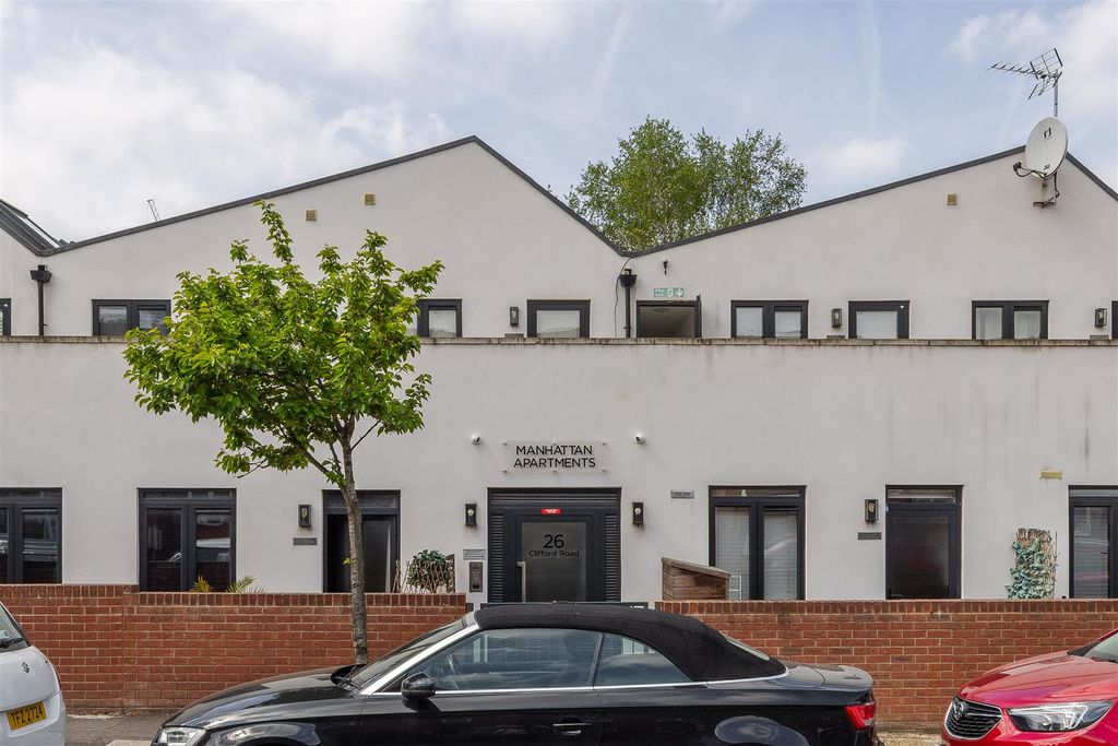 Property photo 1 of 20 Clifford Road, E17