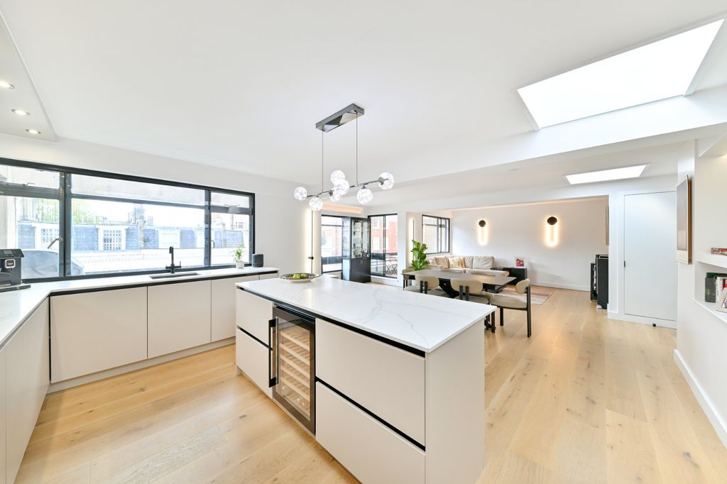 Property photo 3 of 28 Kitchen / Dining