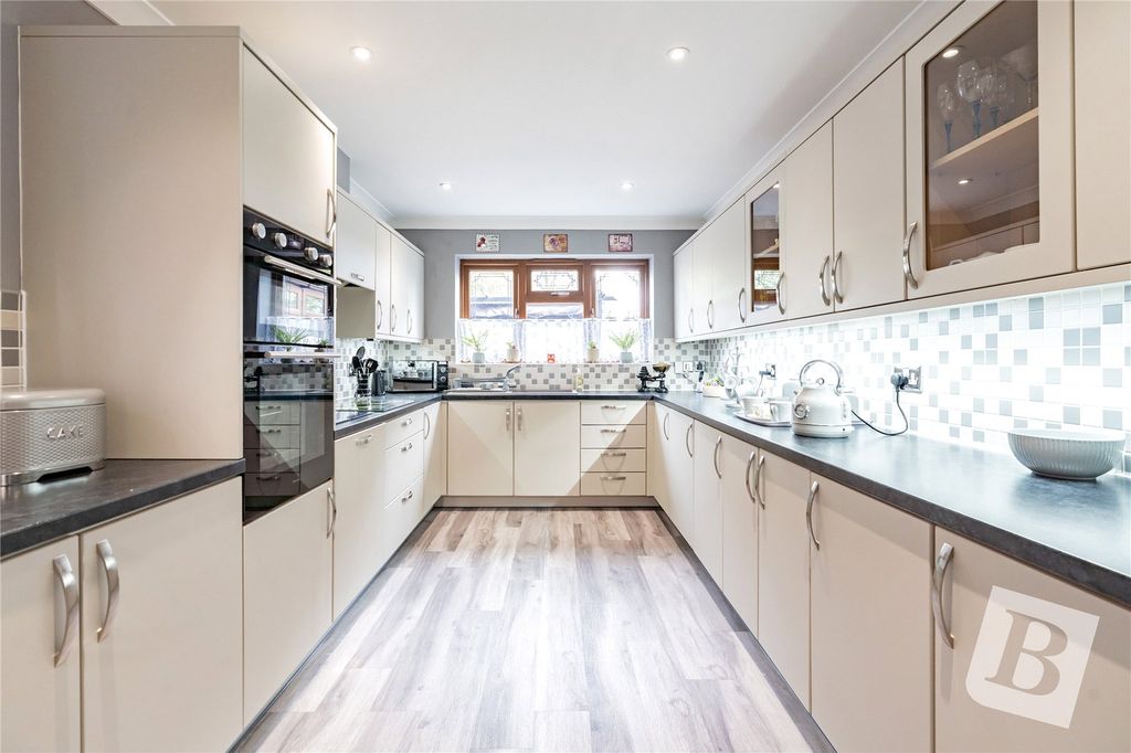 Property photo 3 of 25 Kitchen