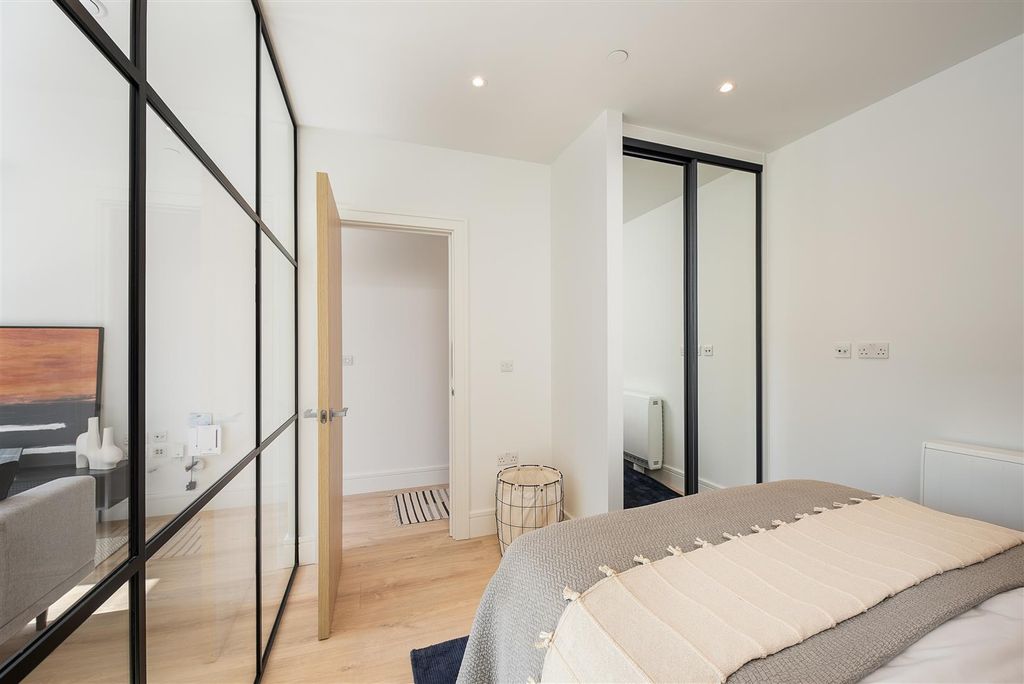 Property photo 3 of 8 Show Flat 3_Hr-007.Jpg