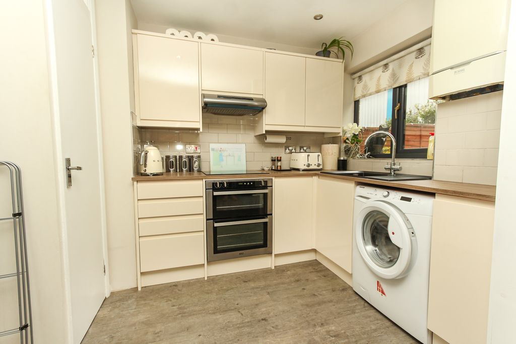 Property photo 2 of 9 Kitchen