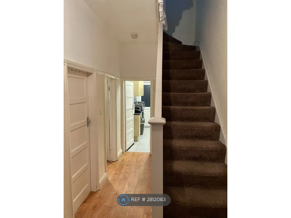 Apartment in Leicester, Knighton Fields - More