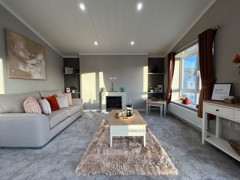 Property photo 1 of 12 Lounge