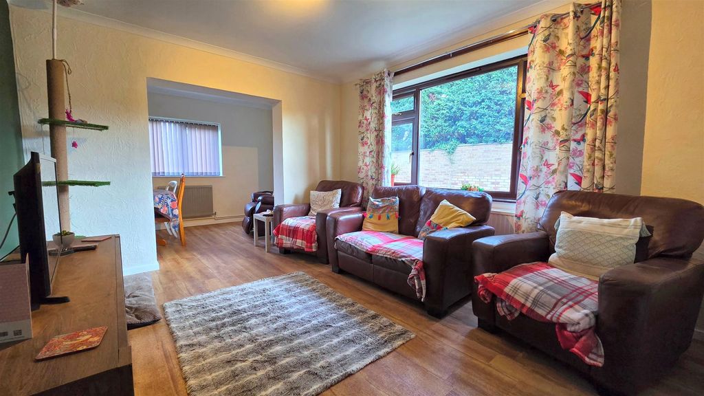 Property photo 2 of 11 Lounge