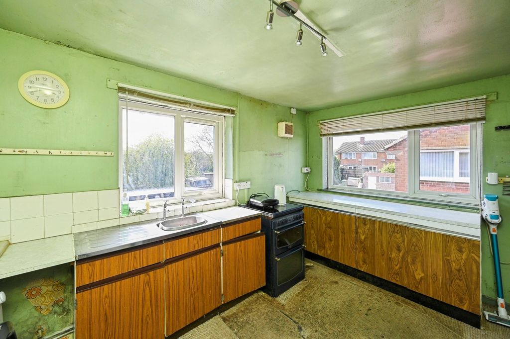 Property photo 3 of 19 Kitchen