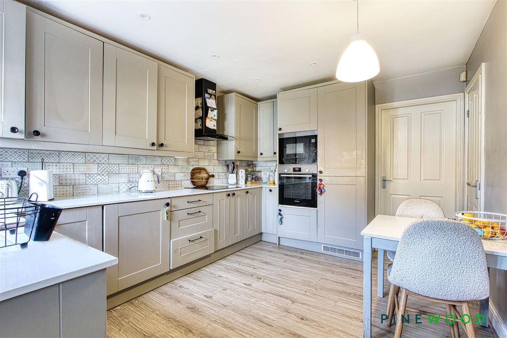 Property photo 2 of 18 Breakfast Kitchen