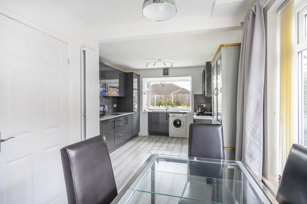 Property photo 3 of 20 Kitchen