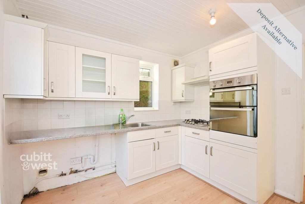 Property photo 3 of 11 Kitchen