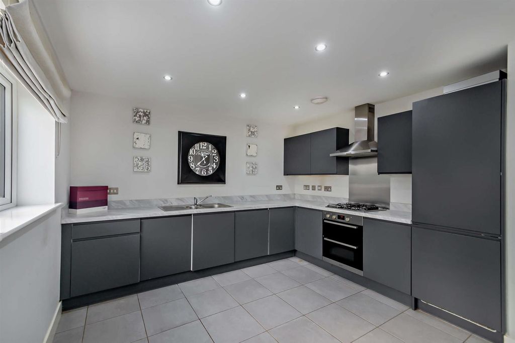 Property photo 2 of 27 8671042-Interior09-800.Jpg