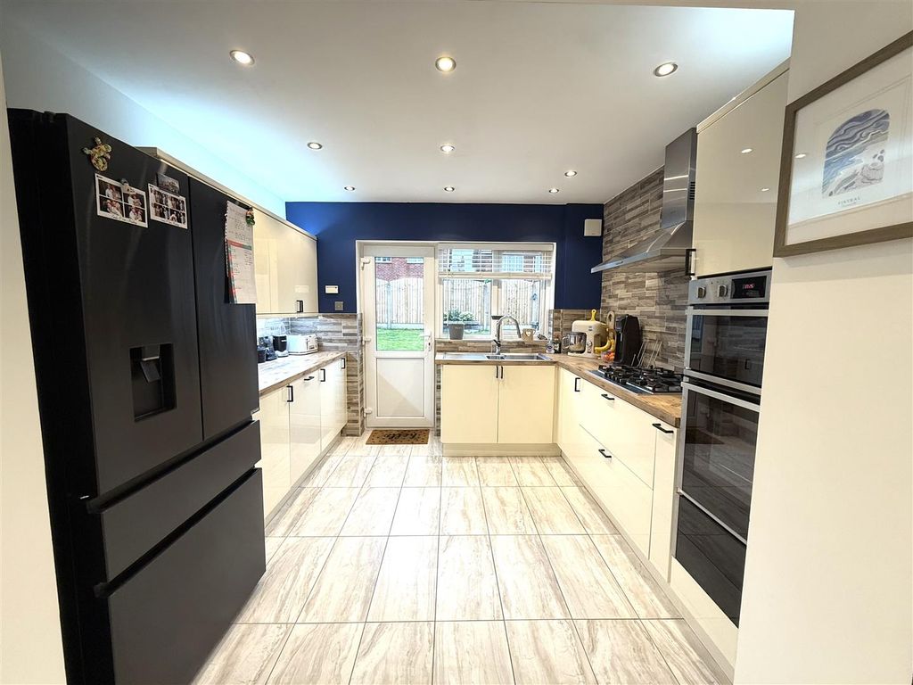 Property photo 3 of 31 6 St Ben Kit 4 - Copy.Jpeg