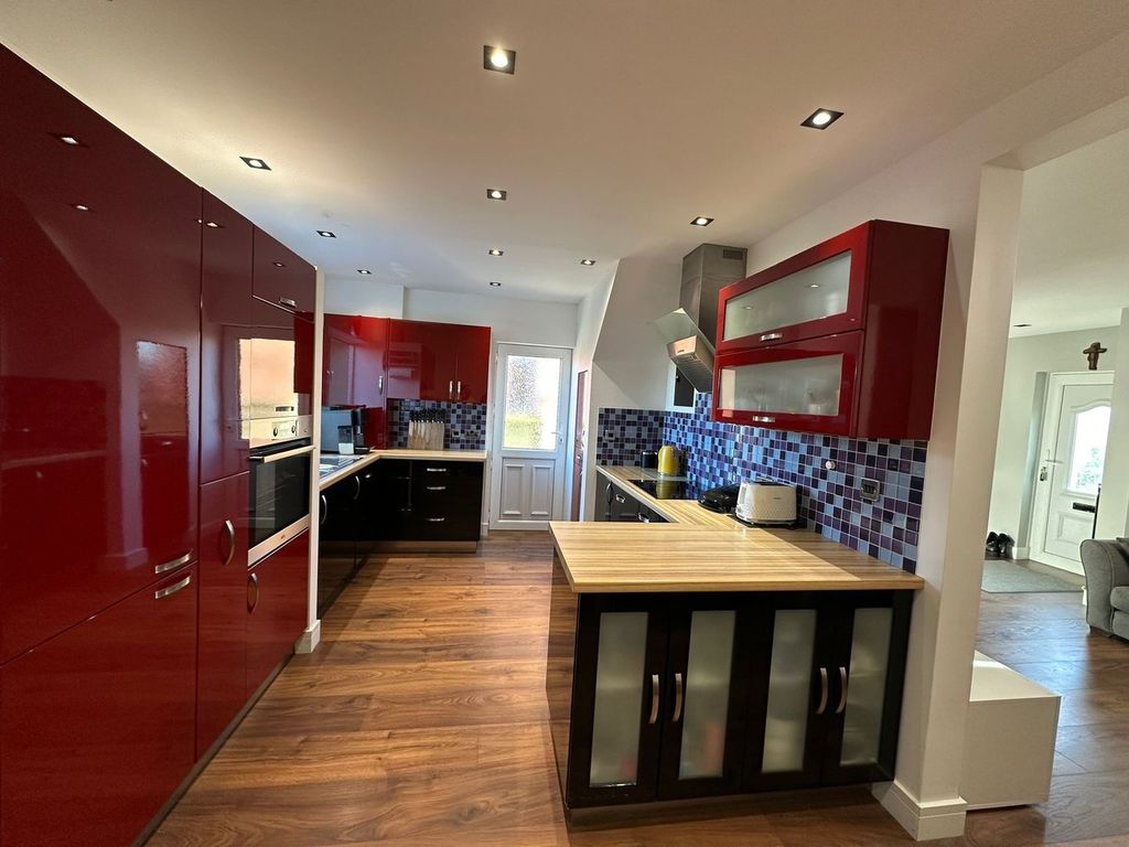 Property photo 2 of 21 Dining Kitchen