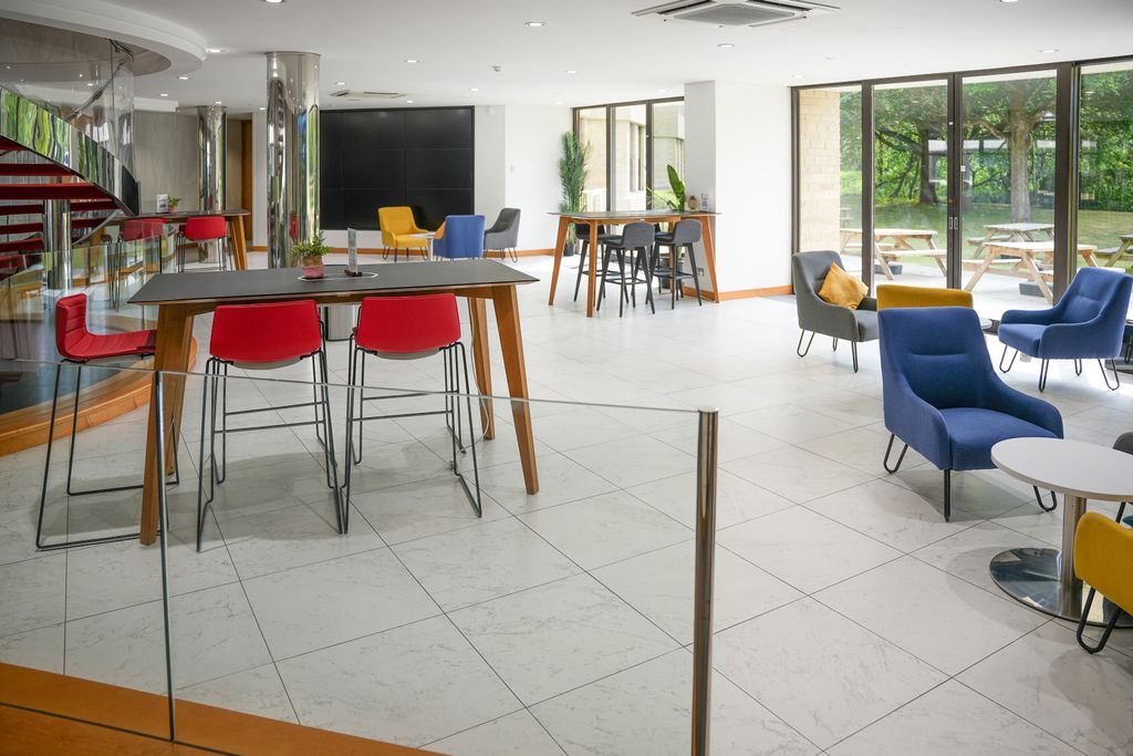 Property photo 3 of 6 Business Lounge