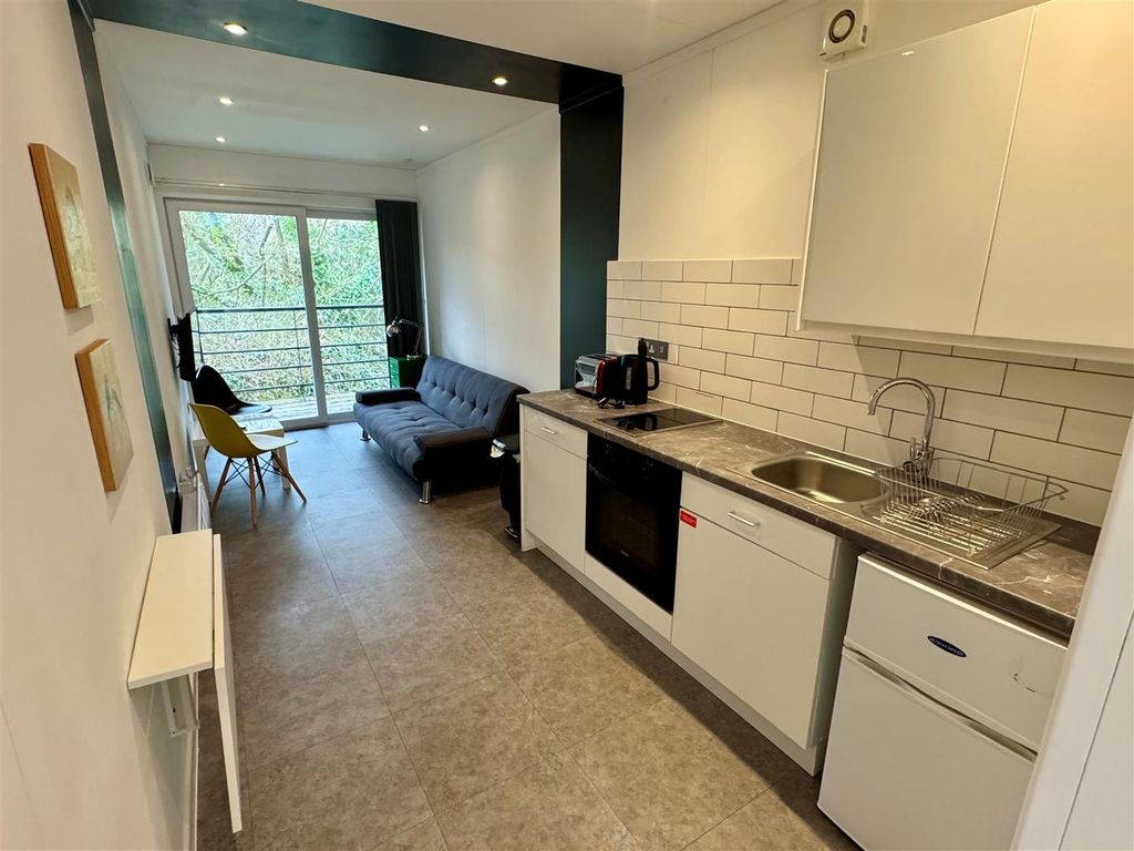 Property photo 2 of 9 7 Drydock Kitchen