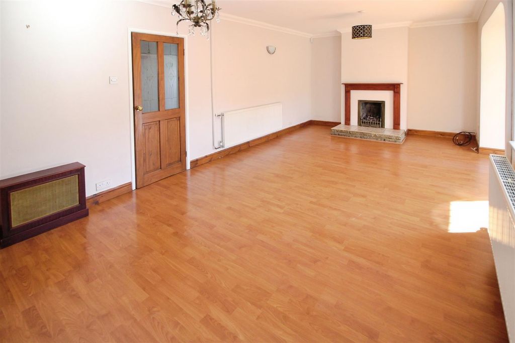 Property photo 3 of 18 Lounge