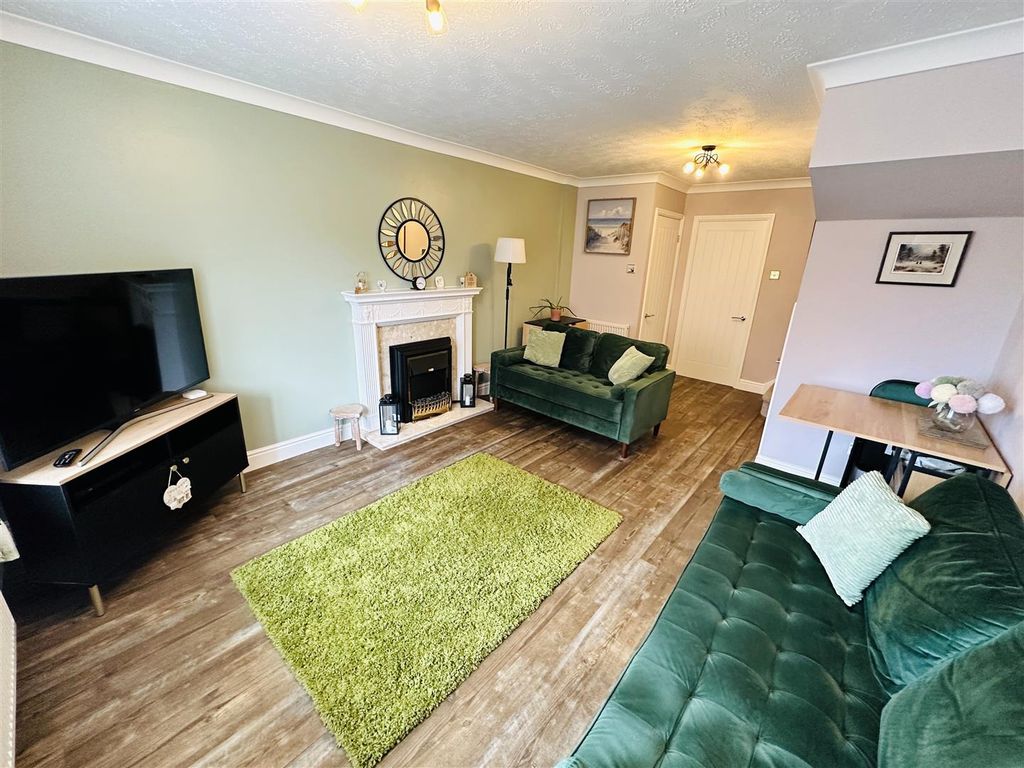 Property photo 2 of 11 Lounge