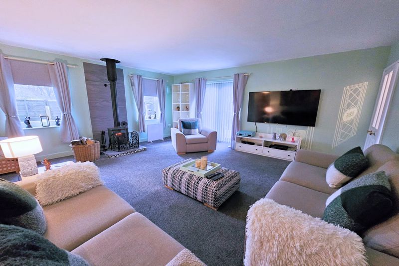 Property photo 3 of 18 Lounge