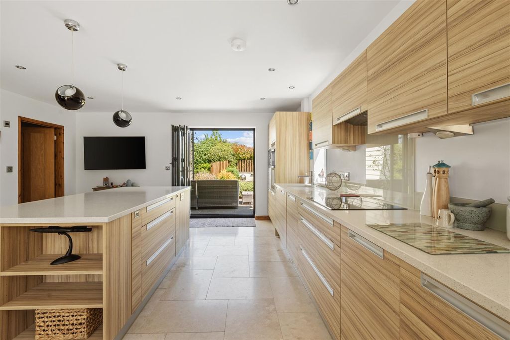 Property photo 3 of 27 Kitchen