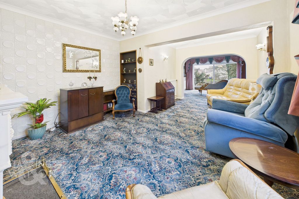 Property photo 2 of 28