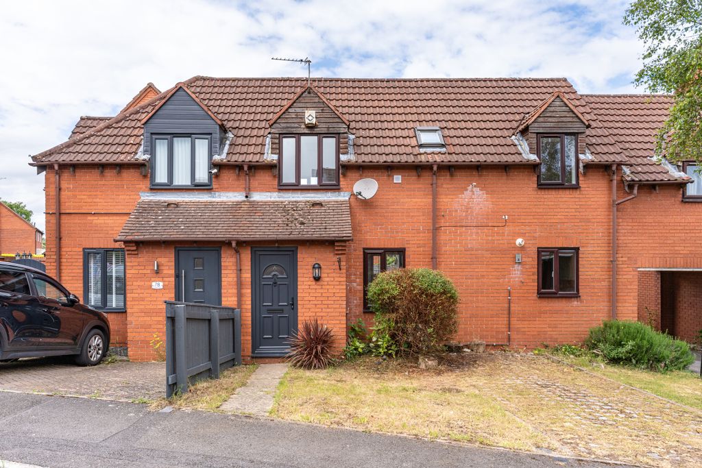 Property photo 1 of 10 76 Oaktree Crescent-13
