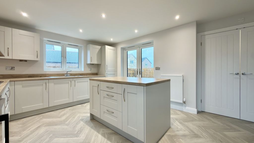 Property photo 3 of 17 Kitchen Diner