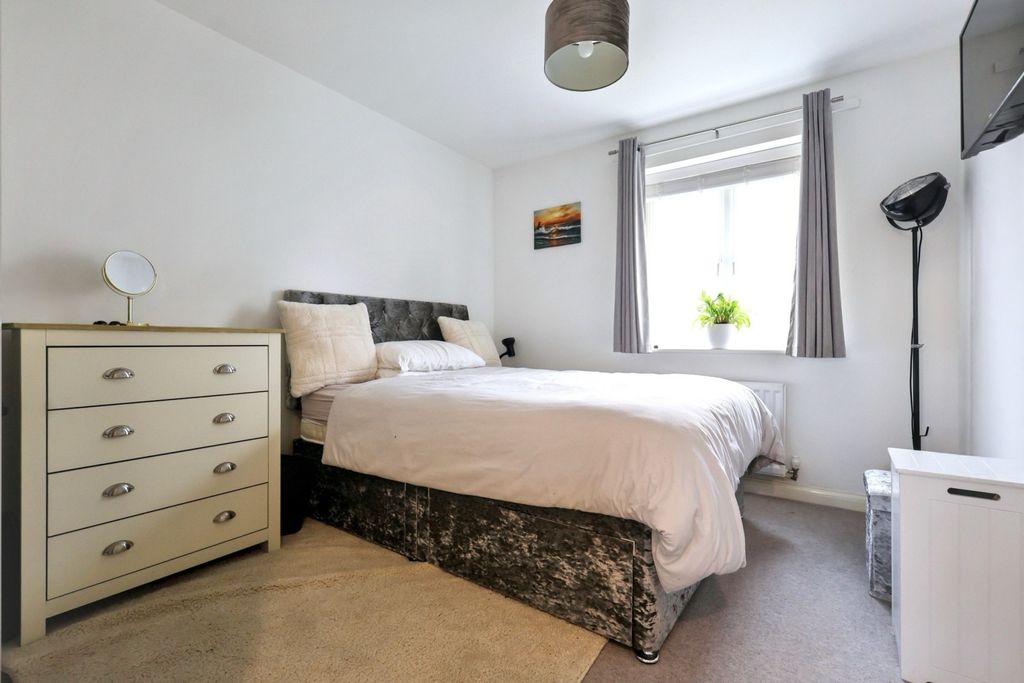 Additional image 6 of 2 bed flat for saleFlat 8 Merlin House, Centenary Way, Witney OX29