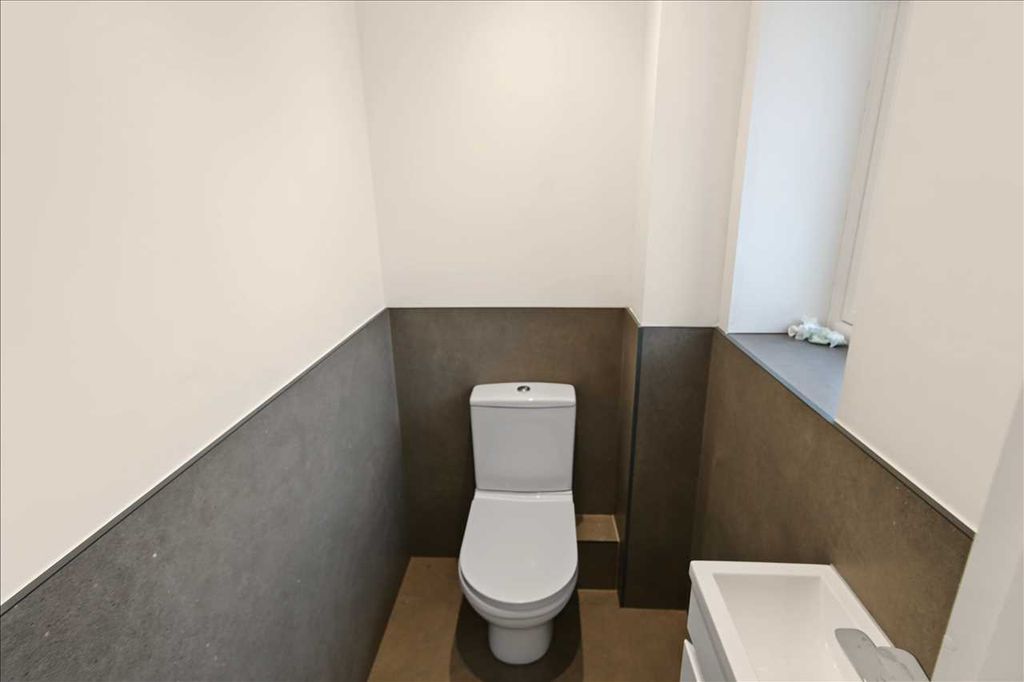Property photo 3 of 31 WC