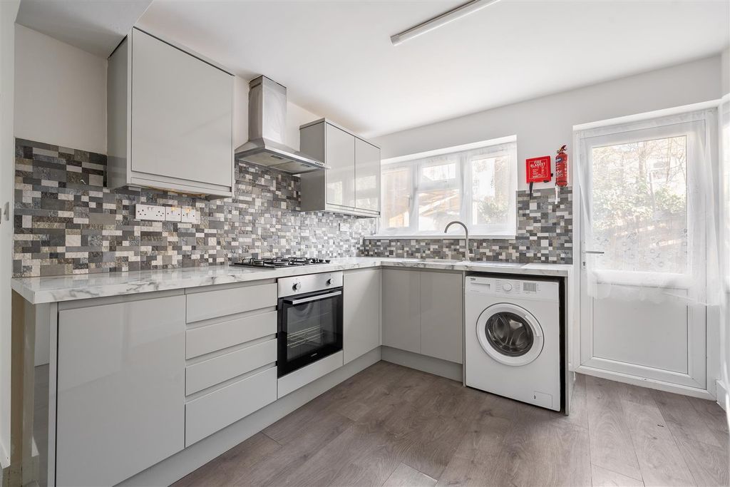 Property photo 3 of 24 Eric Road, E7