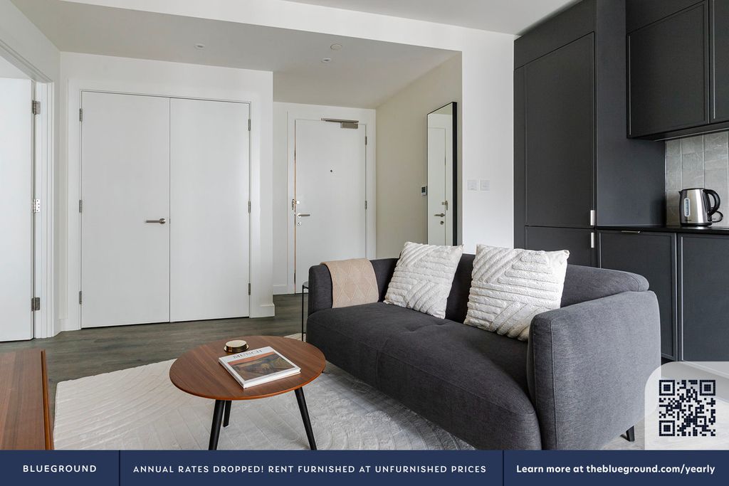 Property photo 3 of 34 Living Room