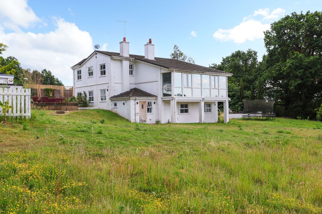 Property photo 3 of 25 Svetlanas, St. Anns Hill Road, Chertsey, Surrey, Kt16 9Nn