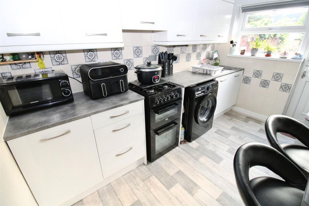 Property photo 3 of 13 Fitted Kitchen
