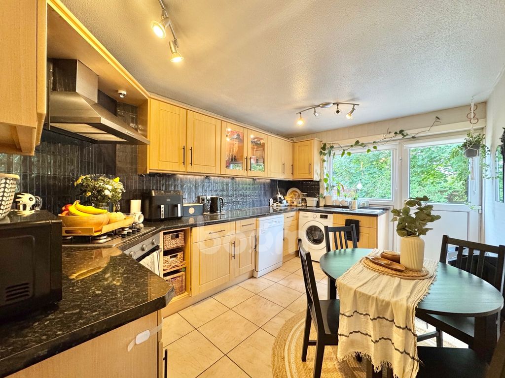 Property photo 3 of 21 Park Green, Erskine Kitchen Shot