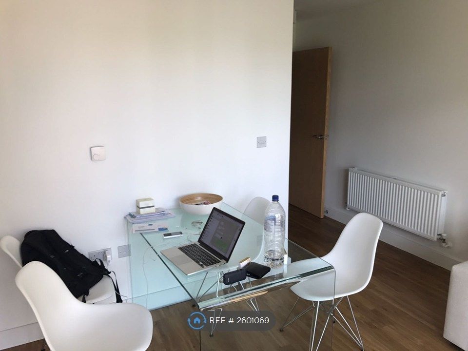 Property photo 1 of 8 Cosy Living Room