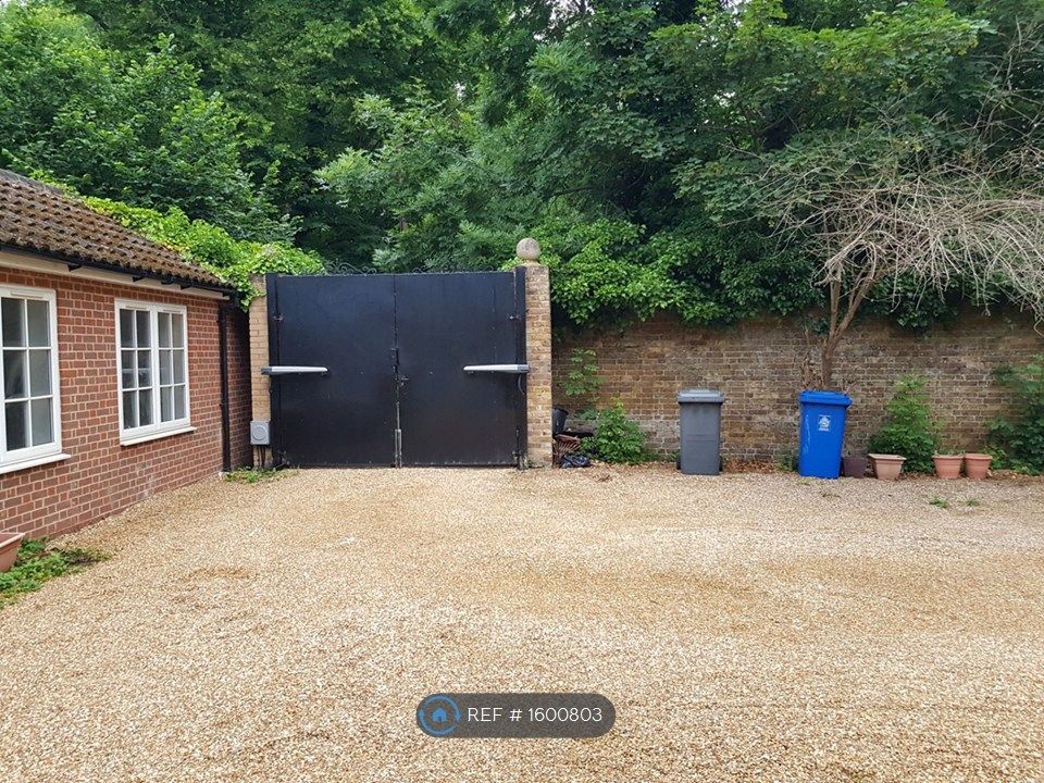 Property photo 2 of 8 Courtyard Inc. Electric Gates