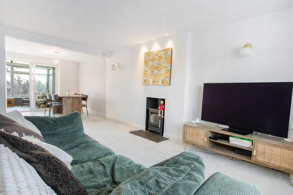 Property photo 3 of 22 Lounge.Jpg