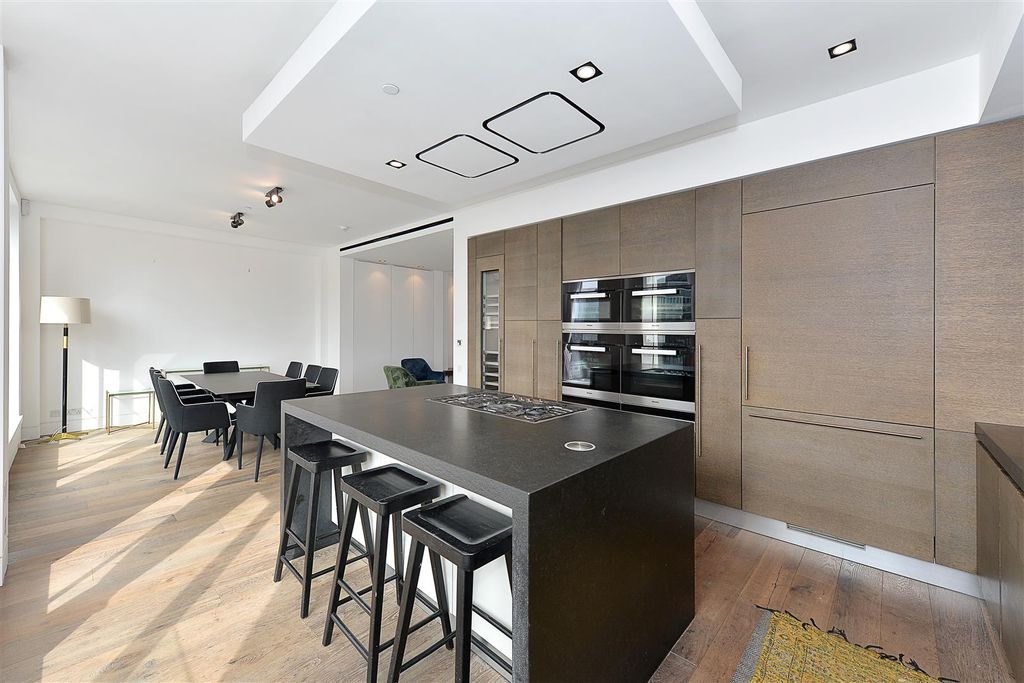 Property photo 3 of 23 Flat-9-24-Buckingham-Gate_20.Jpg