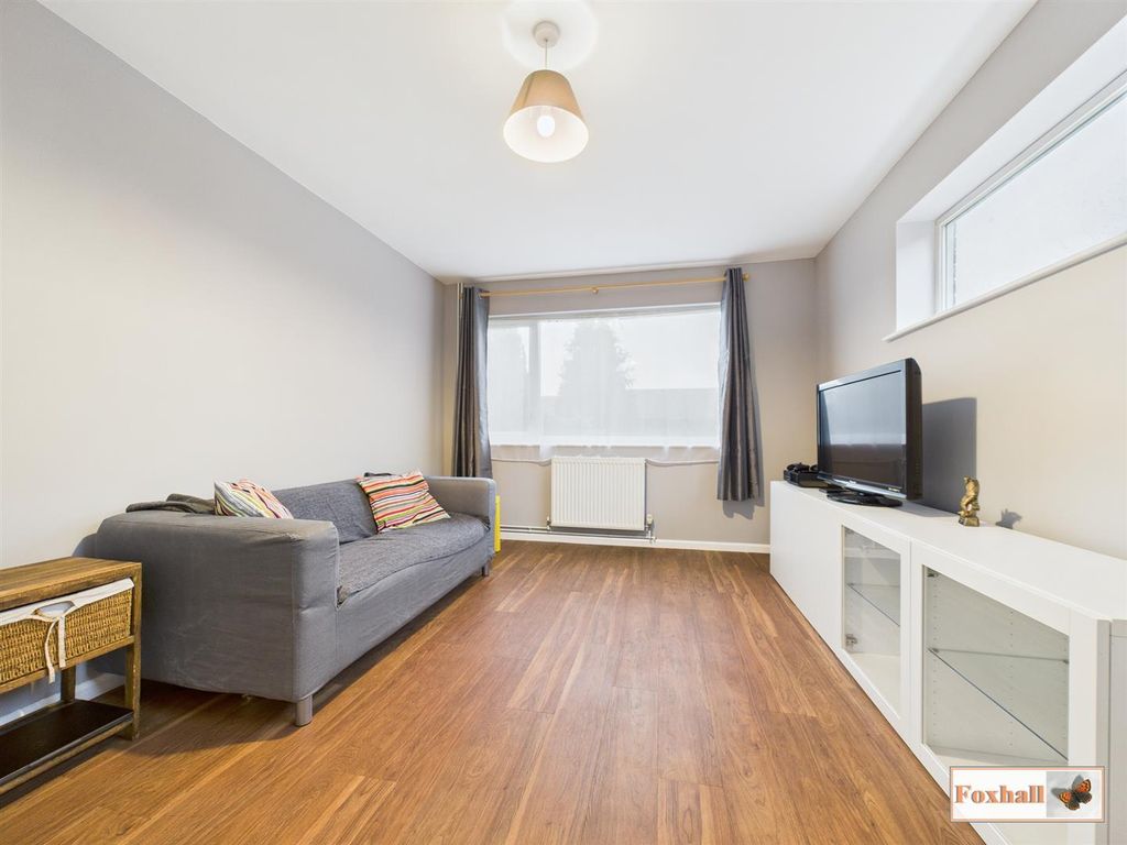 Property photo 3 of 21 Lounge