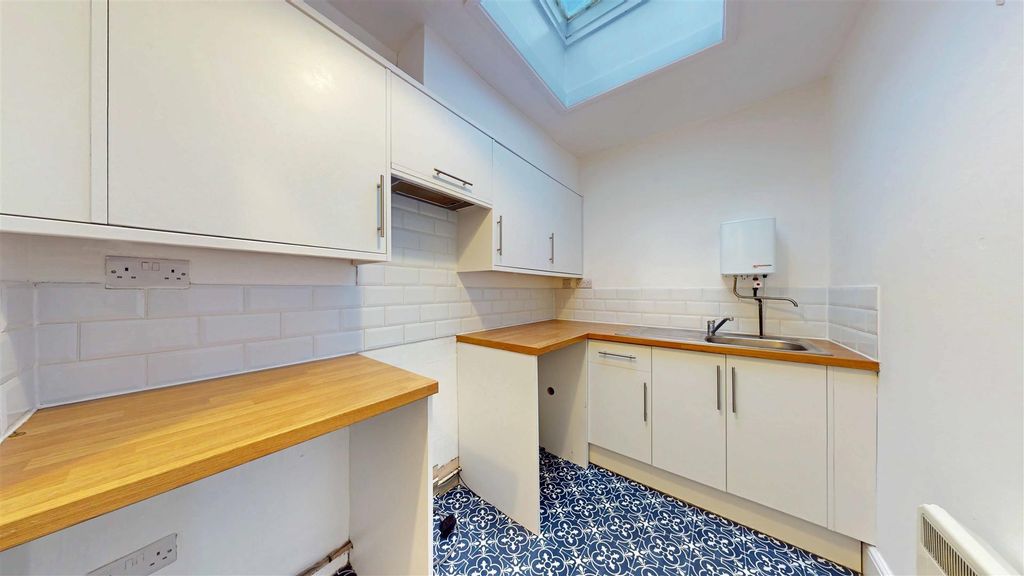 Property photo 3 of 5 Kitchen