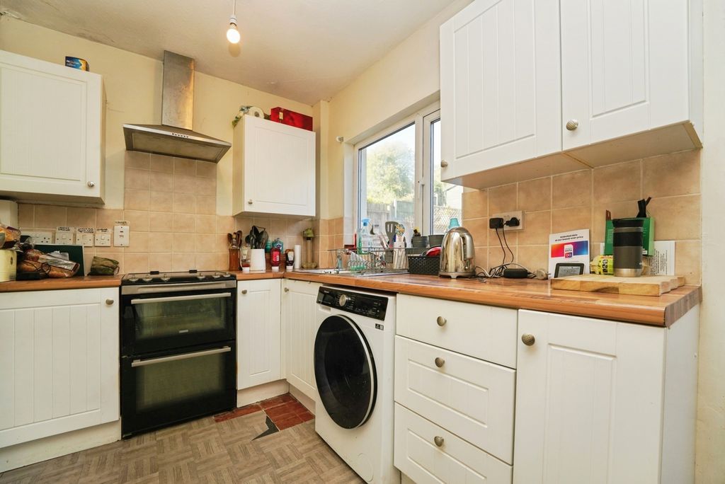 Property photo 3 of 17 Kitchen