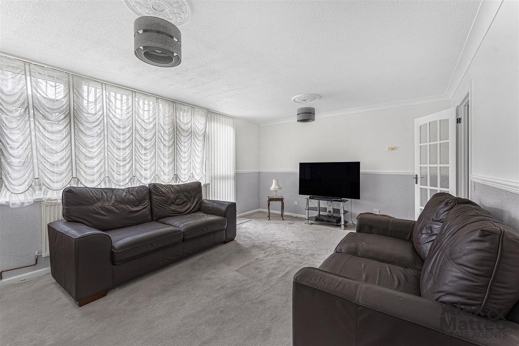 Property photo 3 of 19 Marden Square