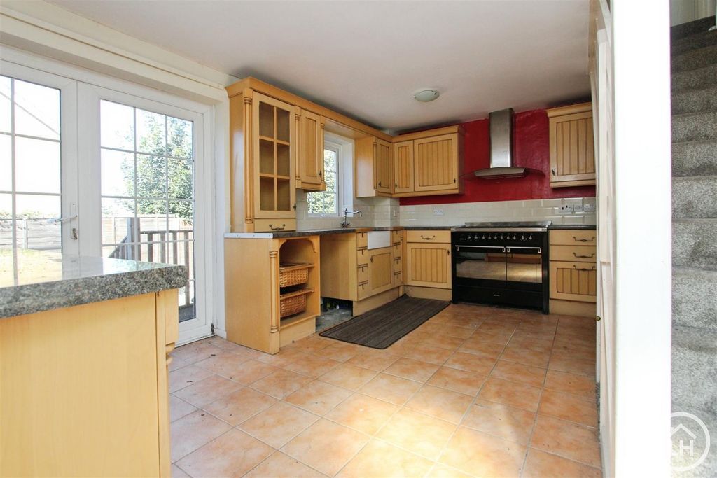 Property photo 2 of 12 Kitchen