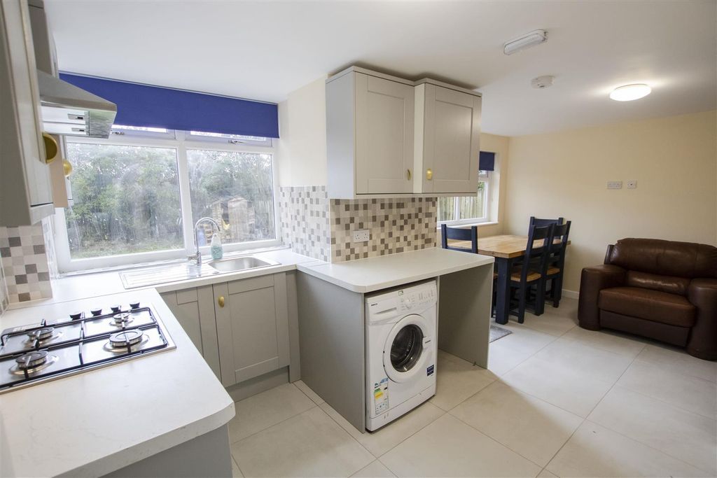 Property photo 1 of 13 Approach