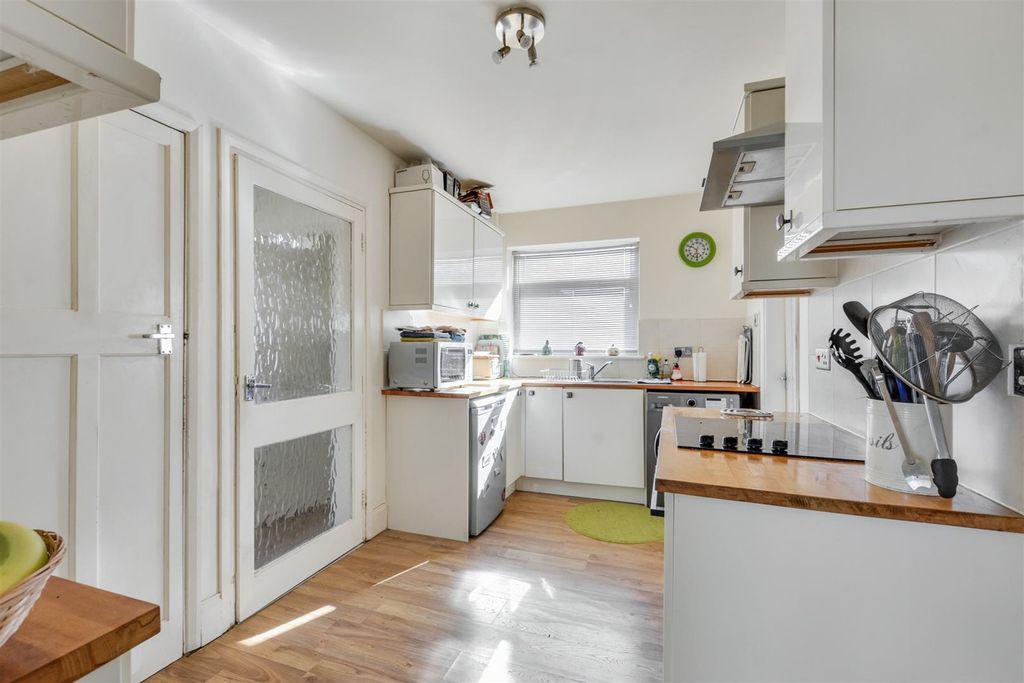 Property photo 3 of 19 Kitchen